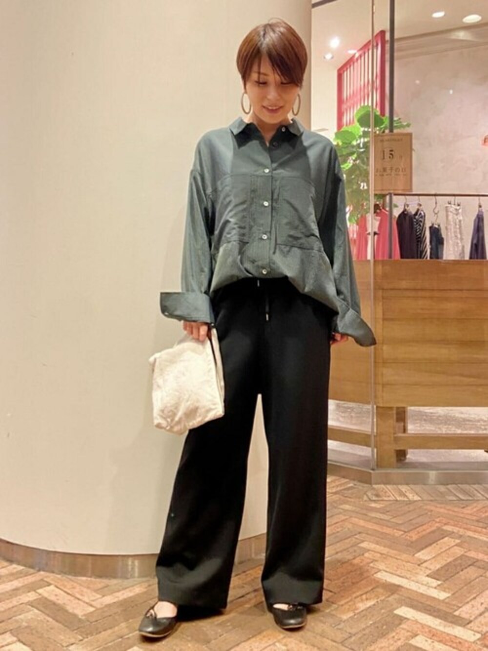 「ブラウス、カーキ、ストライプシャツ、タックイン、きれいめカジュアル、バギーパンツ、リラックスコーデ、秋コーデ、秋服準備はじめました」｜「BEARDSLEYのストライプ切替シャツ（シャツ/ブラウス、グリーン系）」を使った、ma14yさん（レディース・159cm）の秋コーディネートの1枚目の写真