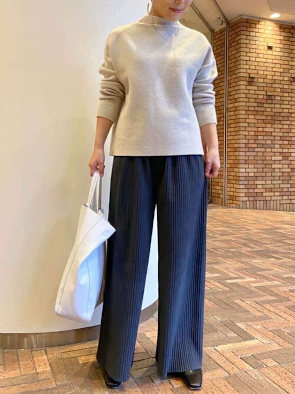 「ピアス、バギーパンツ、リラックスコーデ、アイボリー、秋コーデ、ダークグレー、秋服準備はじめました」｜「BEARDSLEYのボトルネックプルオーバー（ニット/セーター、ベージュ系）」を使った、ma14yさん（レディース・159cm）の秋コーディネートの1枚目の写真