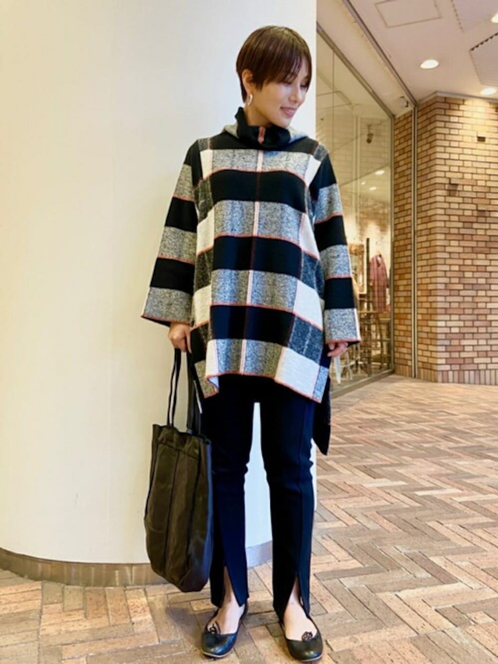 「チェック、柄、タートルニット、チュニック、リラックスコーデ、ゆったり、スリットパンツ」｜「BEARDSLEYのチェックチュニックニット（ニット/セーター、ブラック系）」を使った、ma14yさん（レディース・159cm）の秋コーディネートの1枚目の写真