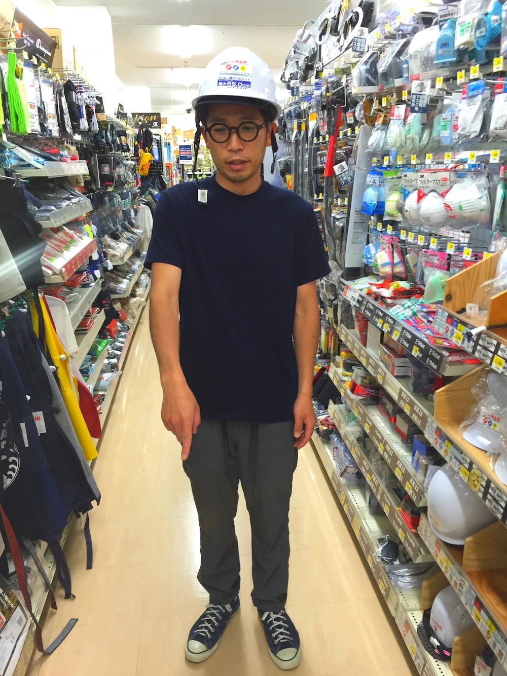 「ホームセンター」｜「YAECAのアイテム（Tシャツ/カットソー、ブルー系）」を使った、takumi  ojisanさん（メンズ・175cm）の春コーディネートの1枚目の写真