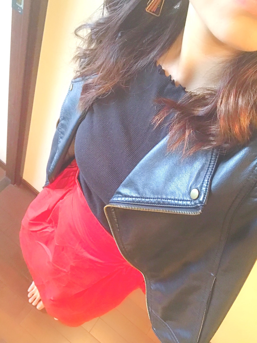 ブラック系のTシャツ/カットソー、オレンジ系のスカートを着用したレディースの秋コーディネートの1枚目の写真