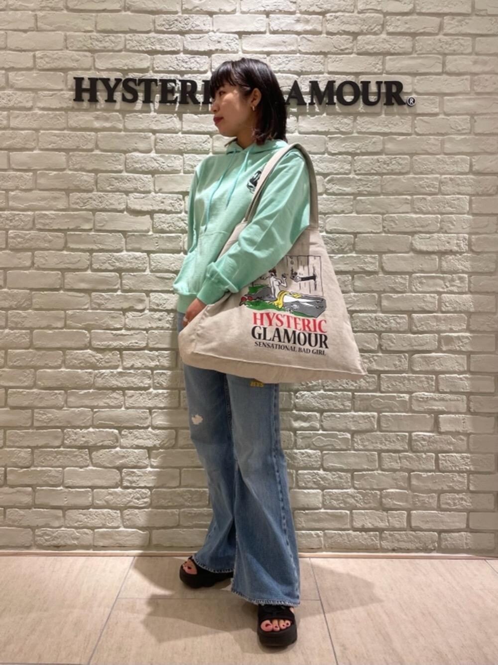 「トートバッグ、パーカー、フレアパンツ、ヒステリックグラマー、ビッグトート、でにむ、春こーで、HYSTERIC GLAMOUR」｜「HYSTERIC GLAMOURのPIGMENT DIE パーカー（パーカー、グリーン系）」を使った、OKUDAさん（レディース・161cm）の春コーディネートの1枚目の写真