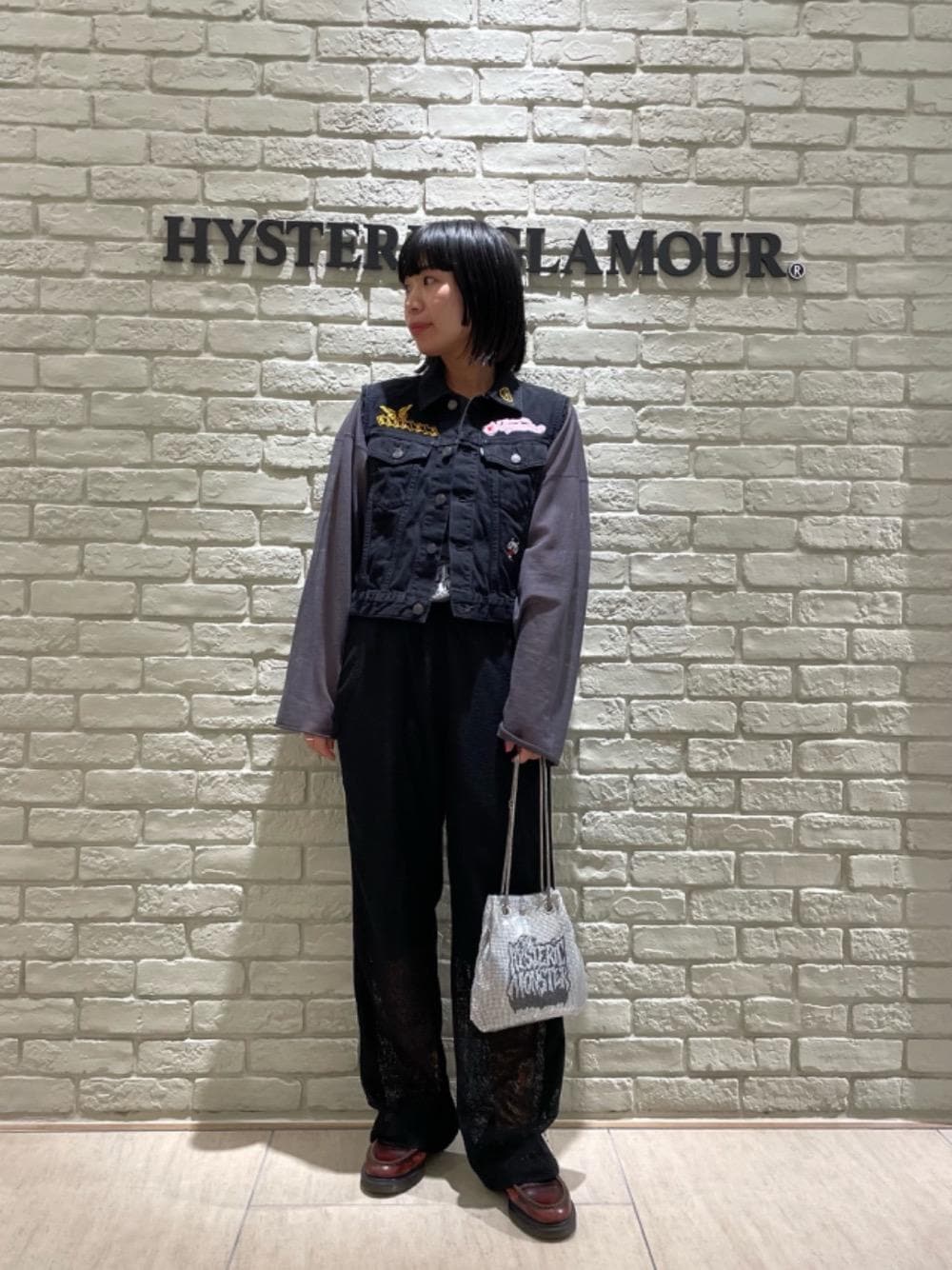 「総柄、ヒステリックグラマー、メッシュパンツ、メタルバッグ、でにむ、春こーで、べすと、hysteric glamour、夏コーデ、ニット 」｜「HYSTERIC GLAMOURのHYS MONSTER メタルメッシュ巾着（トートバッグ、シルバー系）」を使った、OKUDAさん（レディース・161cm）の春コーディネートの1枚目の写真