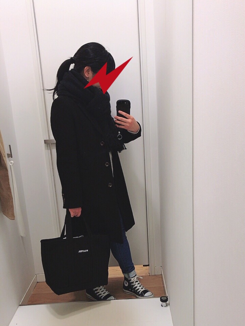 「冬コーデ、ootd、デニム、ブラック、チェスターコート、converse、キャンバストート、ニット、winter、ハイカットスニーカー」｜「earth music&ecologyのロングチェスターコート（ジャケット/アウター、ブラック系）」を使った、®️さん（レディース・152cm）の冬コーディネートの1枚目の写真