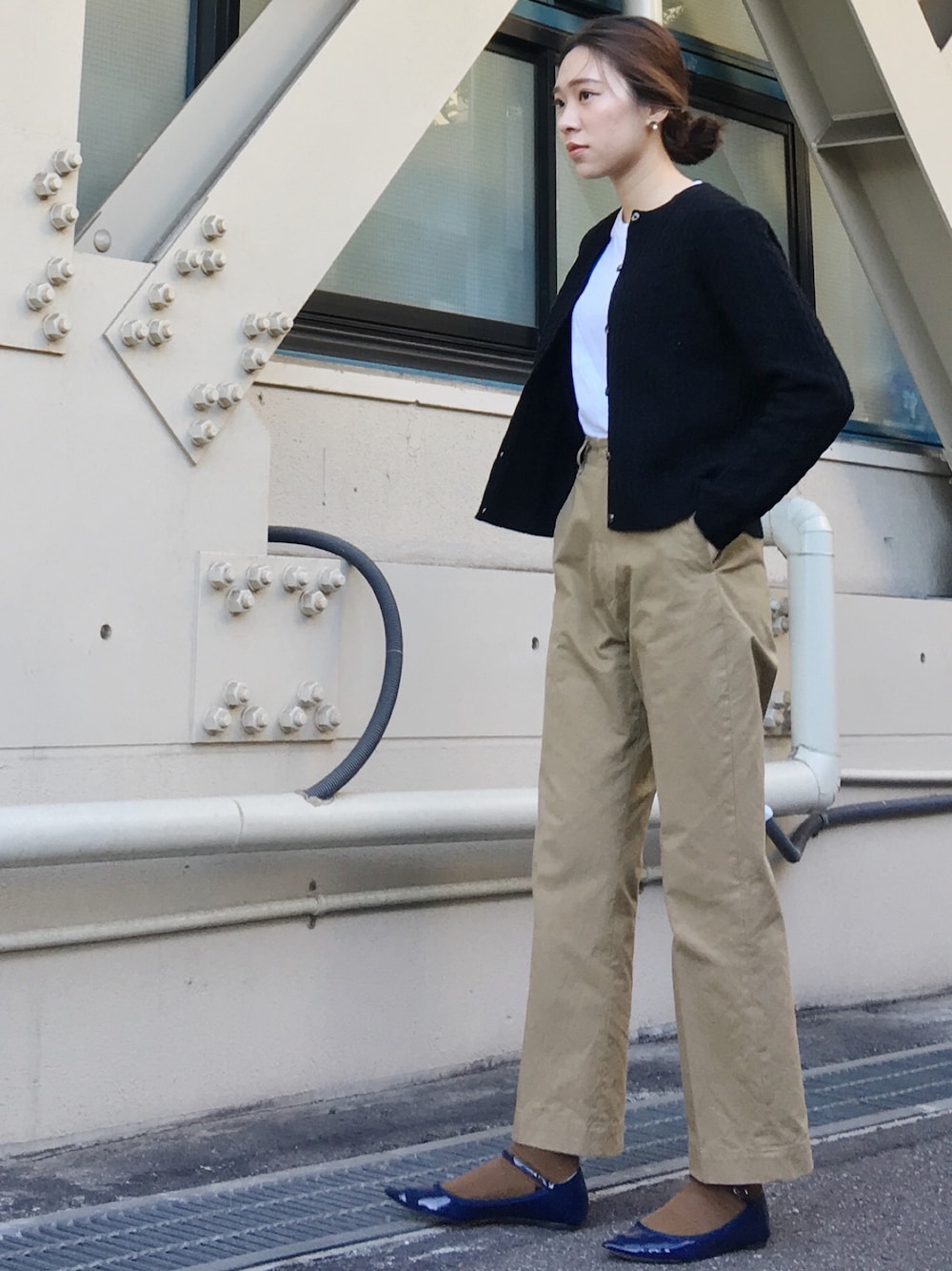 ベージュ系のチノパンツ、ブルー系のバレエシューズを着用したレディースの秋コーディネートの1枚目の写真