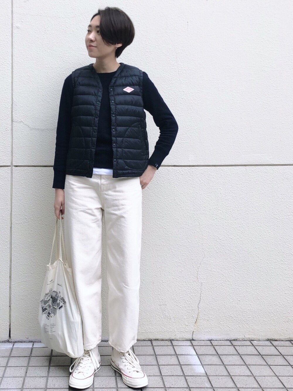 「シンプル、カジュアル、ダウンベスト、スウェット、白Tシャツ、スニーカー、Danton、MHL.、loopwheeler、converse」｜「BLACK BY MOUSSYのPUNA white denim（デニムパンツ、ホワイト系）」を使った、Bennie さん（レディース・167cm）の冬コーディネートの1枚目の写真