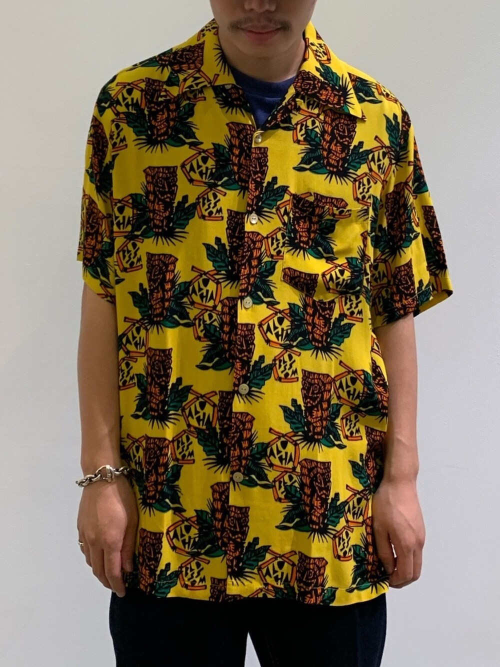 イエロー系のシャツ/ブラウスを着用したメンズの夏コーディネートの1枚目の写真