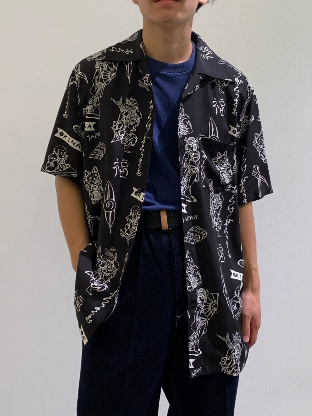 ブラック系のシャツ/ブラウスを着用したメンズの夏コーディネートの1枚目の写真