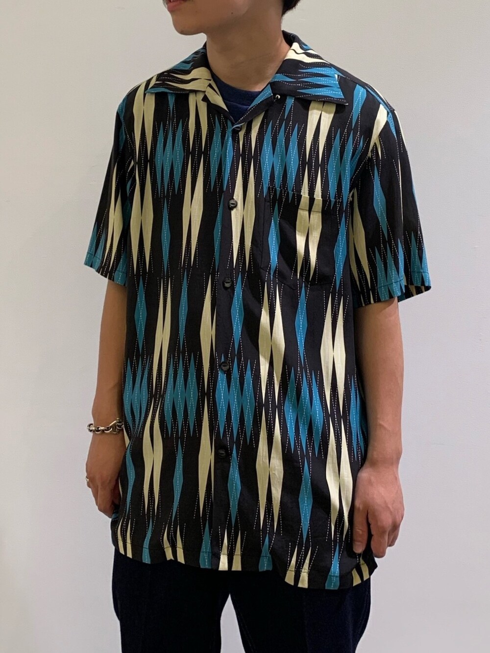 ブルー系のシャツ/ブラウスを着用したメンズの夏コーディネートの1枚目の写真