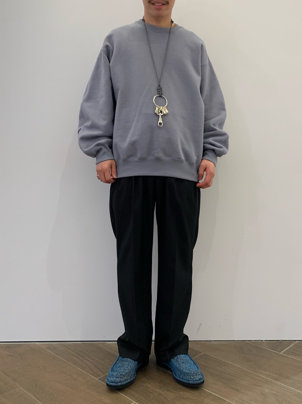 「休日スタイル、シンプル、おしゃれさんと繋がりたい、大人カジュアル、春、ワイドパンツ、パーカー、スウェット、スラックス」｜「ToironierのToironier/トワロニエ/Mods Sweat/モッズスウェット（スウェット、グレー系）」を使った、く　　　　　にさん（メンズ・168cm）の冬コーディネートの1枚目の写真