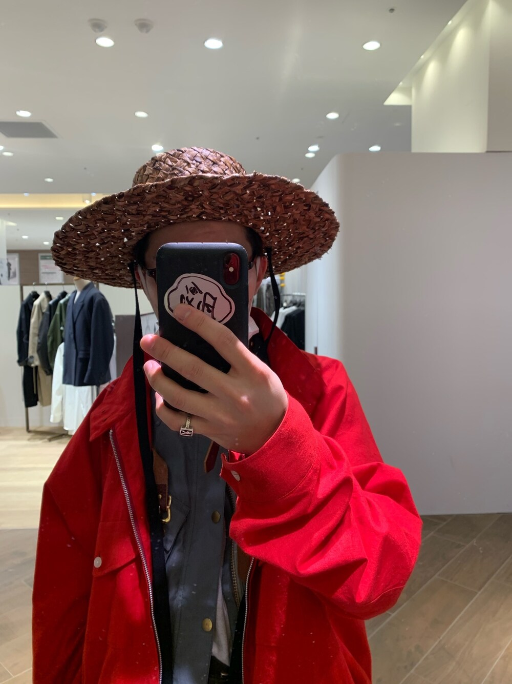 レッド系のブルゾンを着用したメンズの春コーディネートの1枚目の写真