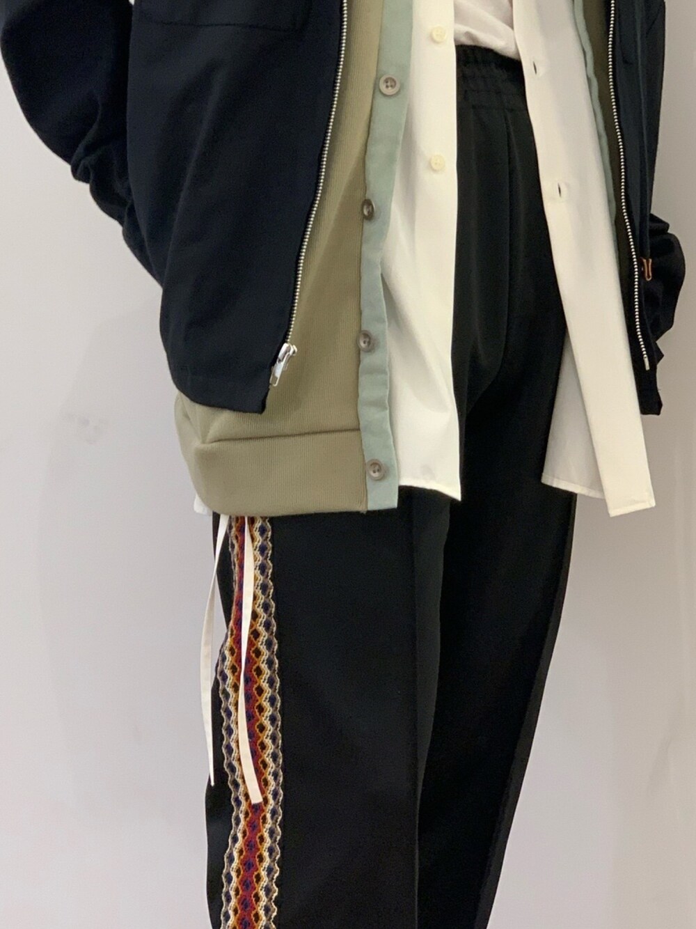 グリーン系のTシャツ/カットソー、ホワイト系のシャツ/ブラウス、ブラック系のブルゾンを着用したメンズの春コーディネートの1枚目の写真