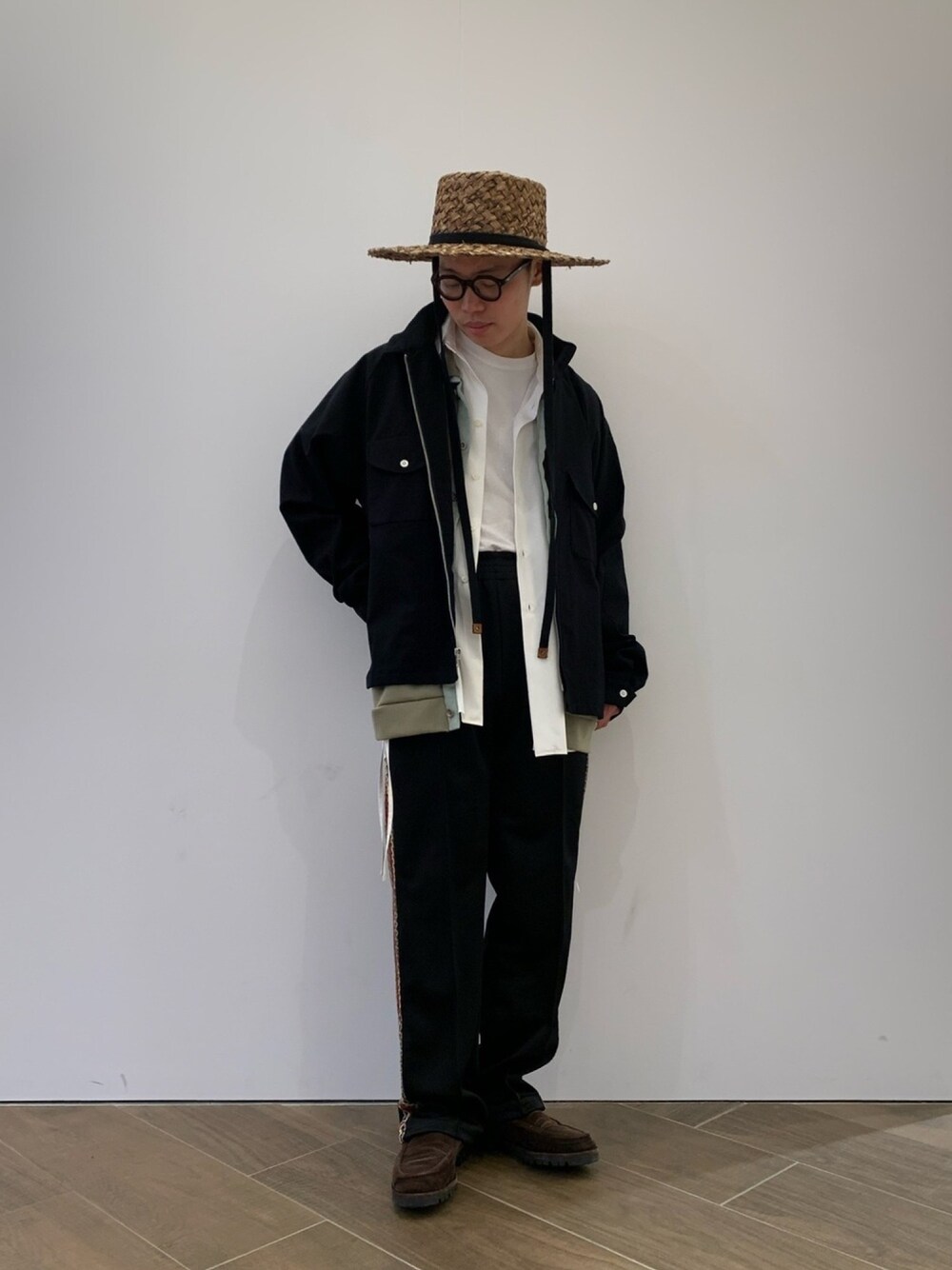 ブラック系のブルゾン、ホワイト系のシャツ/ブラウス、グリーン系のTシャツ/カットソーを着用したメンズの春コーディネートの1枚目の写真