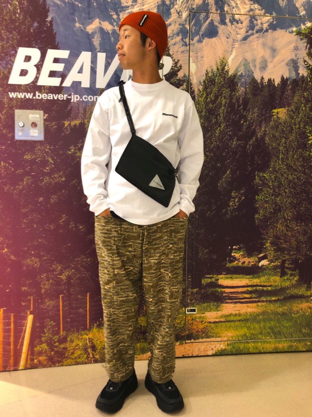 「BEAVER、south2west8、HOKAONEONE、MANASTASH、and wander、カジュアルコーデ、秋コーデ、ニット帽、スニーカー、ホカオネオネ」｜「HOKAのHOKA ONE ONE / ホカ オネオネ　BONDI 6 / ボンダイ 6（スニーカー、ブラック系）」を使った、しょーまさん（メンズ・169cm）の夏コーディネートの1枚目の写真