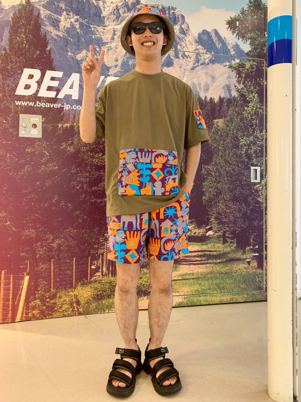 「BEAVER、WILDTHINGS、SHAKA、サンダル、夏コーデ、フェススタイル、夏だ！Tシャツ着よう！、バケットハット、柄パンツ、リバーシブル」｜「WILD THINGSのWILD THINGS × Kentaro Okawara × BEAVER ワイルドシングス × 大河原 健太郎 × ビーバー　BASE SHORTS ベースショーツ（その他パンツ、ベージュ系）」を使った、しょーまさん（メンズ・169cm）の夏コーディネートの1枚目の写真