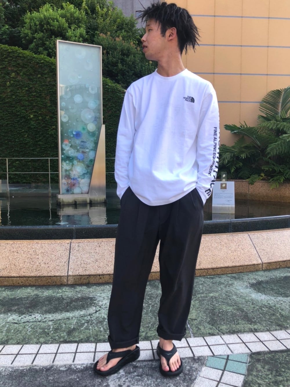 「BEAVER、THE NORTH FACE、ノースフェイス、HOKAONEONE、シンプル、カジュアルコーデ、夏、ビーチサンダル、サンダル、リラックススタイル」｜「THE NORTH FACEのTHE NORTH FACE/ザ・ノースフェイス　L/S Tested Proven Tee　テステッドプルーブンティー NT82032（Tシャツ/カットソー、ホワイト系）」を使った、しょーまさん（メンズ・169cm）の夏コーディネートの1枚目の写真