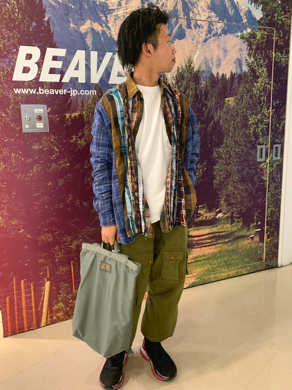 「BEAVER、MYSTERY RANCH、ミステリーランチ、NEEDLES、大人カジュアル、カジュアル、秋のコーデ、ネルシャツ、チェックシャツ、シャツスタイル」｜「Goodwear(Since1983)のGOODWEAR/グッドウエア　L/S CREW NECK POCKET TEE ロングスリーブクルーネックポケットTシャツ（Tシャツ/カットソー、ホワイト系）」を使った、しょーまさん（メンズ・169cm）の秋コーディネートの1枚目の写真
