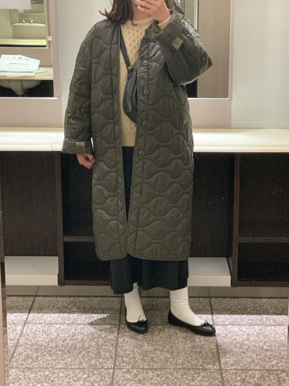 「休日コーデ、ワンピース、アランニット、白ニット、カジュアルコーデ、大人カジュアル、低身長、白ソックス」｜「CIAOPANICの袖ギャザーボリュームワンピース（ワンピース、ブラック系）」を使った、ayさん（レディース・155cm）の冬コーディネートの1枚目の写真
