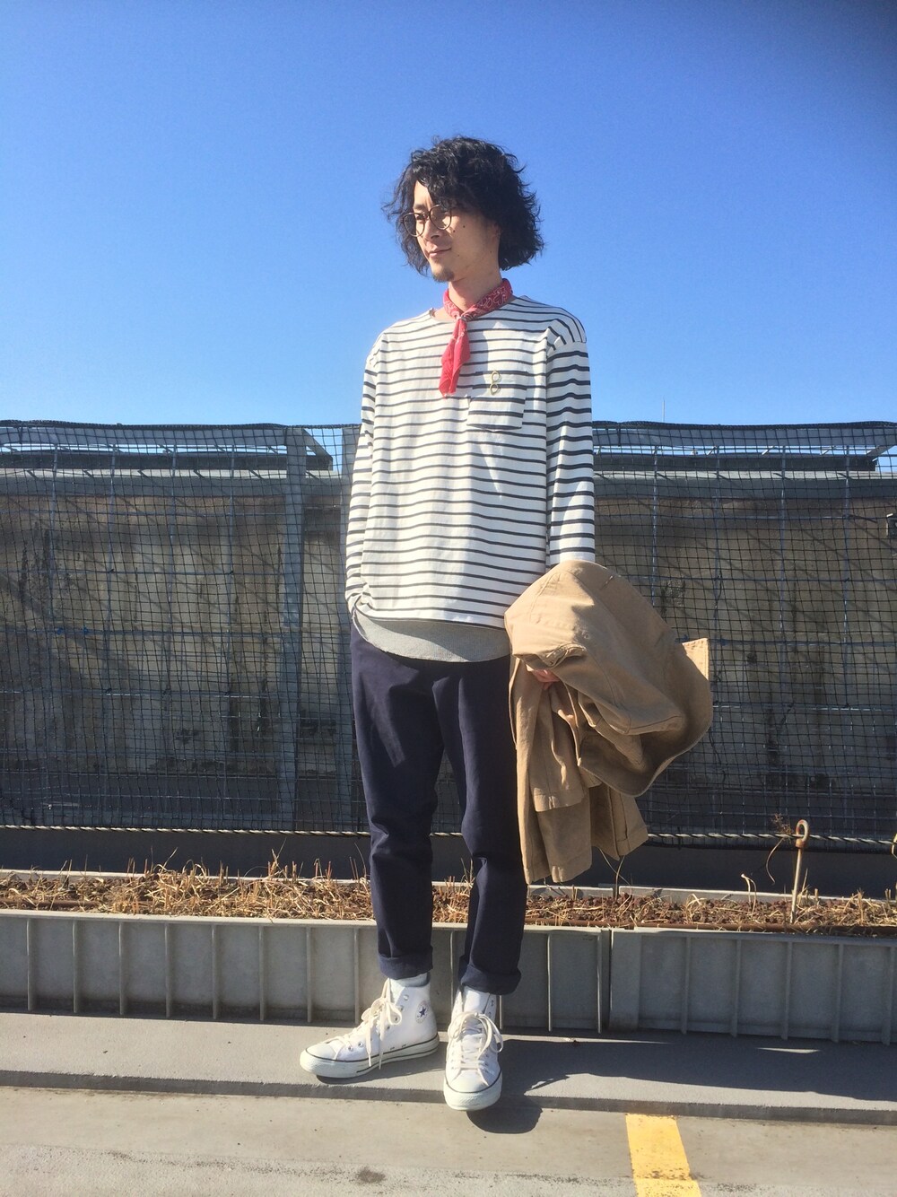 「シンプルコーデ、ラフ、レイヤードスタイル、ロールアップ、コンバース、パーマ、マリン、バンダナ、THE SHOP TK、めがね」｜「THE SHOP TK のバスクボーダープルオーバー（Tシャツ/カットソー、ブルー系）」を使った、Gi-daさん（メンズ・178cm）の冬コーディネートの1枚目の写真