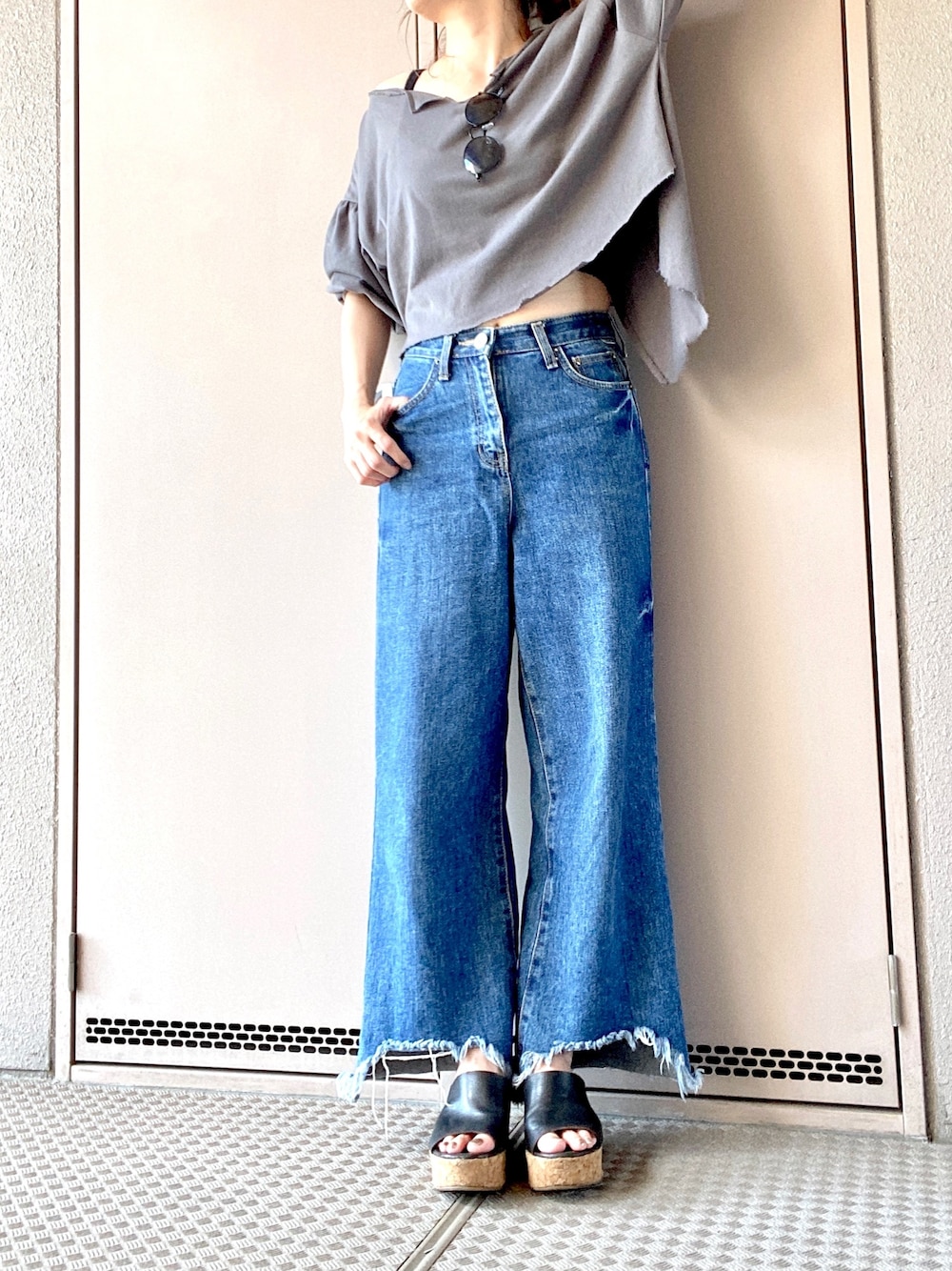 「休日スタイル、リメイク、切りっぱなし、Ehyphenworldgallery、titivate」｜「titivateのﾌﾚｲﾄﾞﾍﾑﾃﾞｻﾞｲﾝﾜｲﾄﾞﾃﾞﾆﾑ（デニムパンツ、ブルー系）」を使った、ayumiさん（レディース・157cm）の夏コーディネートの1枚目の写真