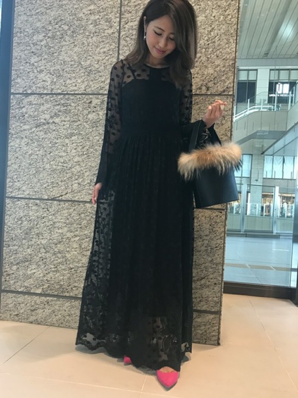 「ワンピース、ブラック、ドット、レース、ガウン、ファー小物、透け感、ドロシーズ(DRWCYS)、DRWCYS、パンプス ピンク」｜「DRWCYSのエンブロイダリー2wayチュールワンピース（ワンピース、ブラック系）」を使った、CHIHIROさん（レディース・160cm）の秋コーディネートの1枚目の写真