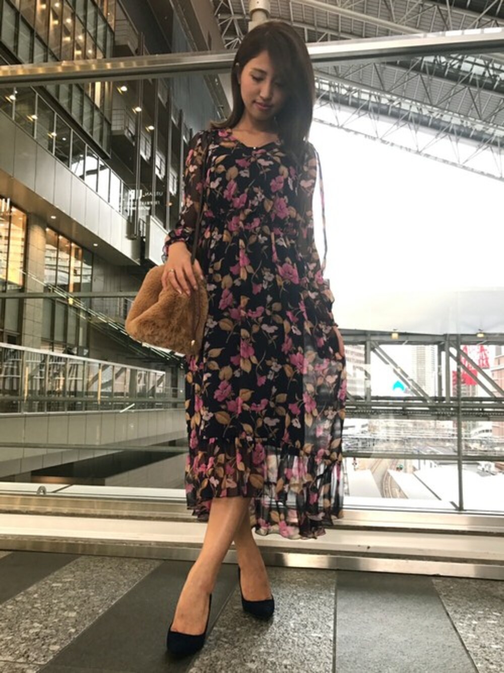 「ワンピース、パンプス、花柄、ネイビー、シフォン、きれいめカジュアル、透け感、ドロシーズ(DRWCYS)、DRWCYS、着回しコーデ」｜「DRWCYSのシフォン花柄ワンピース（ワンピース、ブルー系）」を使った、CHIHIROさん（レディース・160cm）の秋コーディネートの1枚目の写真
