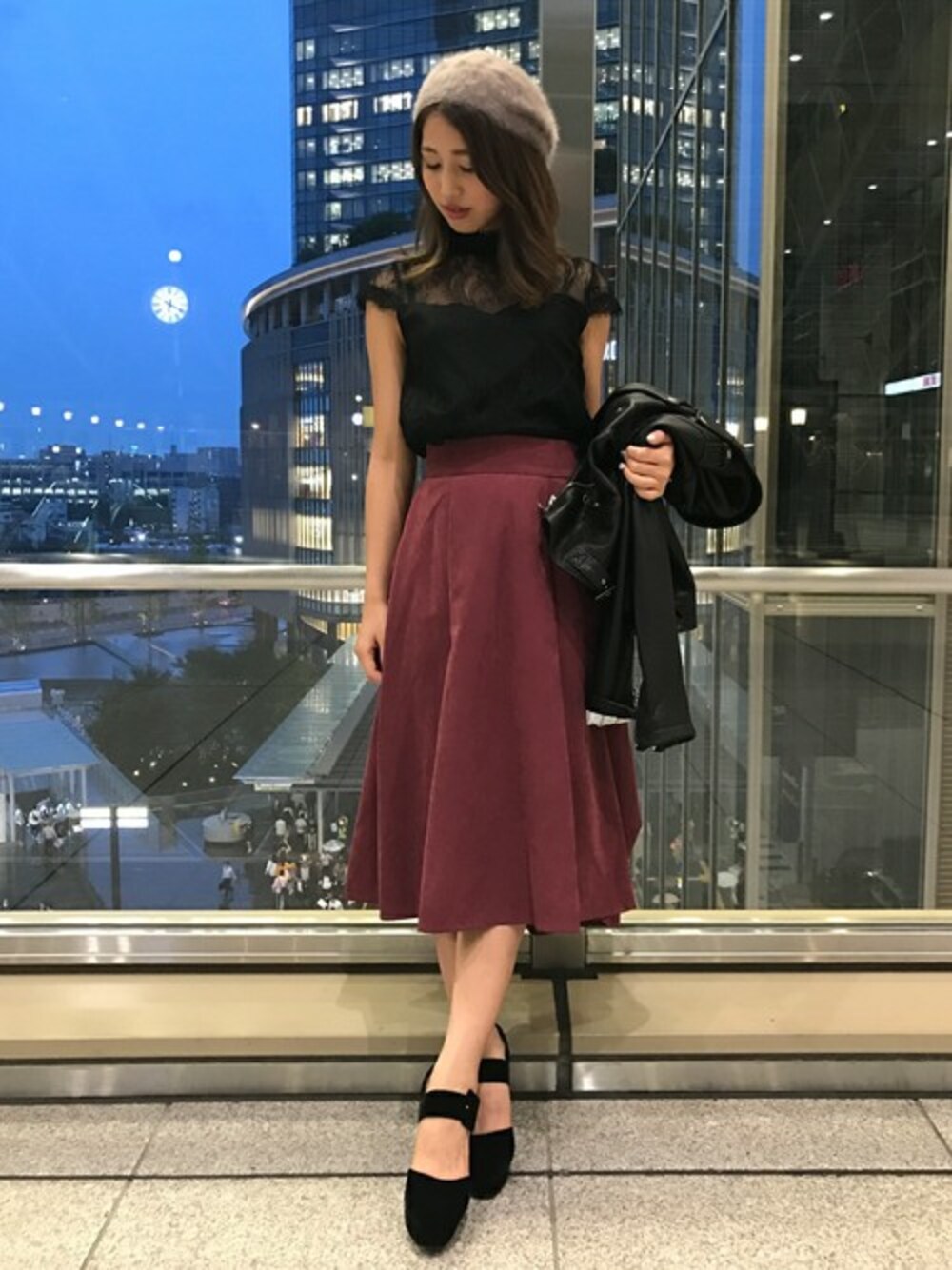 「ジャケット、ブラウス、パンプス、ブラック、ライダース、ベレー帽、レース、ベロア、ドロシーズ(DRWCYS)、DRWCYS」｜「DRWCYSのレースブラウス（シャツ/ブラウス、ブラック系）」を使った、CHIHIROさん（レディース・160cm）の秋コーディネートの1枚目の写真
