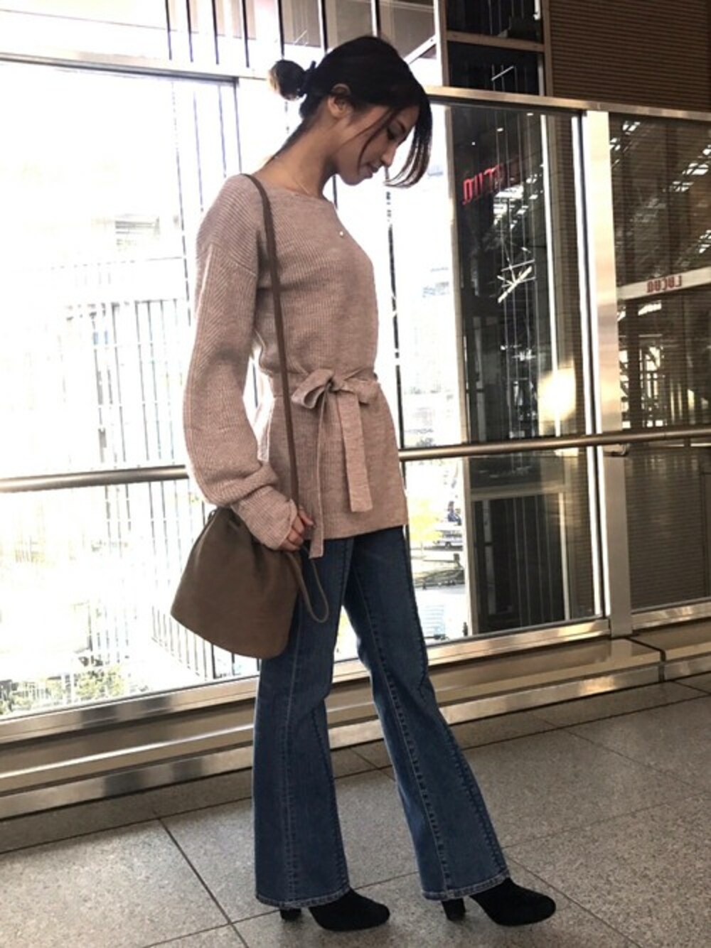 「ニット、デニム、カジュアル、ピンク、パンツスタイル、ドロシーズ(DRWCYS)、DRWCYS、美脚効果、バルーンスリーブ」｜「DRWCYSの片畦バルーンスリーブニットトップス（ニット/セーター、ピンク系）」を使った、CHIHIROさん（レディース・160cm）の秋コーディネートの1枚目の写真