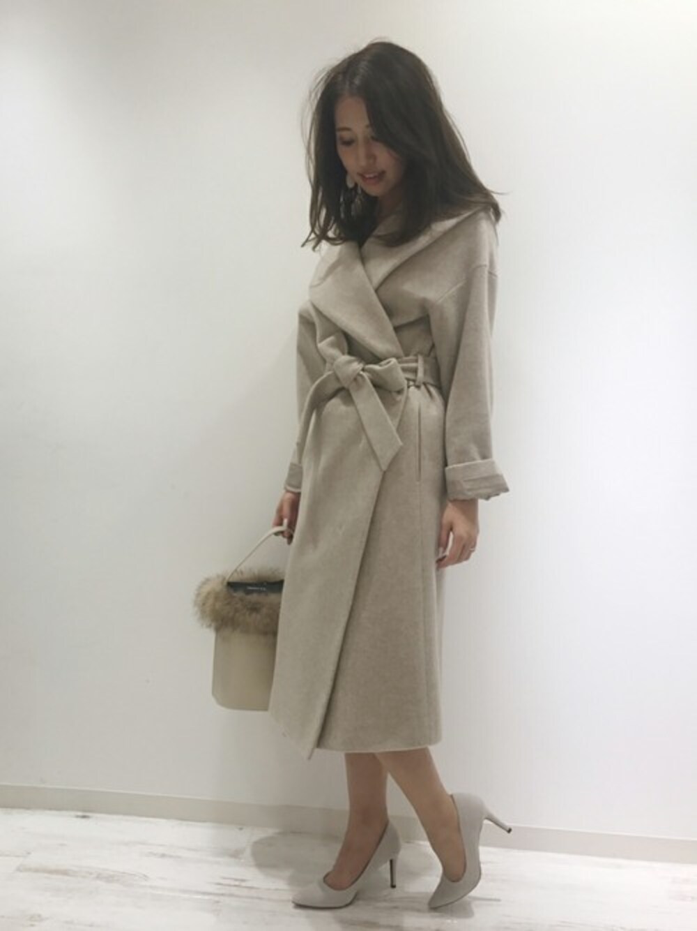「コート、パンプス、ワントーンコーデ、ベージュ、バッグ、キレイめ、ファー小物、ドロシーズ(DRWCYS)、お呼ばれスタイル、DRWCYS」｜「DRWCYSのオープンショールコート（その他アウター、ベージュ系）」を使った、CHIHIROさん（レディース・160cm）の秋コーディネートの1枚目の写真