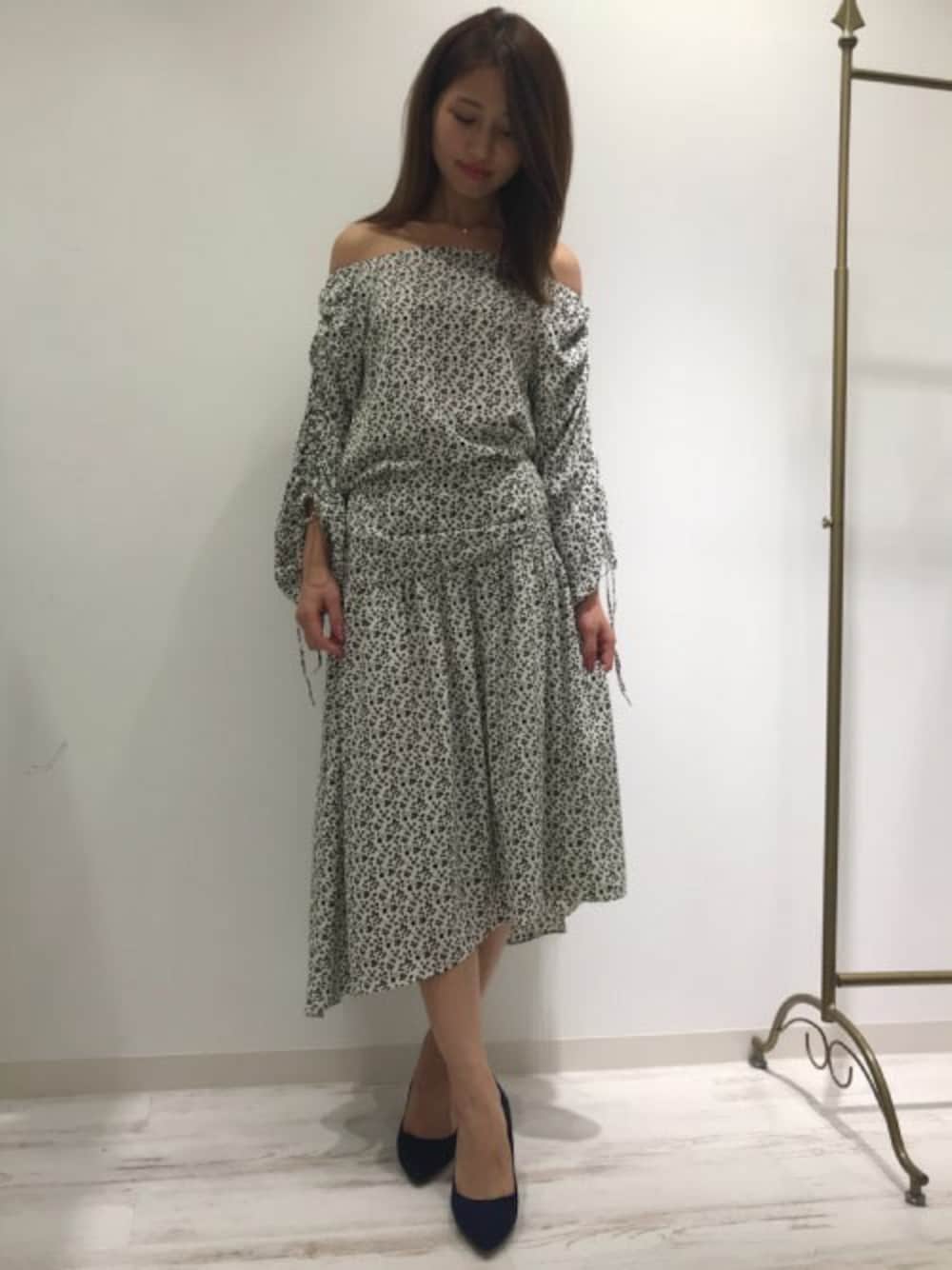 「ブラウス、パンプス、セットアップ、スカート、ホワイト、花柄、キレイめ、ドロシーズ(DRWCYS)、DRWCYS、オトナ女子」｜「DRWCYSの小花柄ギャザーオフショルブラウス（シャツ/ブラウス、ホワイト系）」を使った、CHIHIROさん（レディース・160cm）の冬コーディネートの1枚目の写真