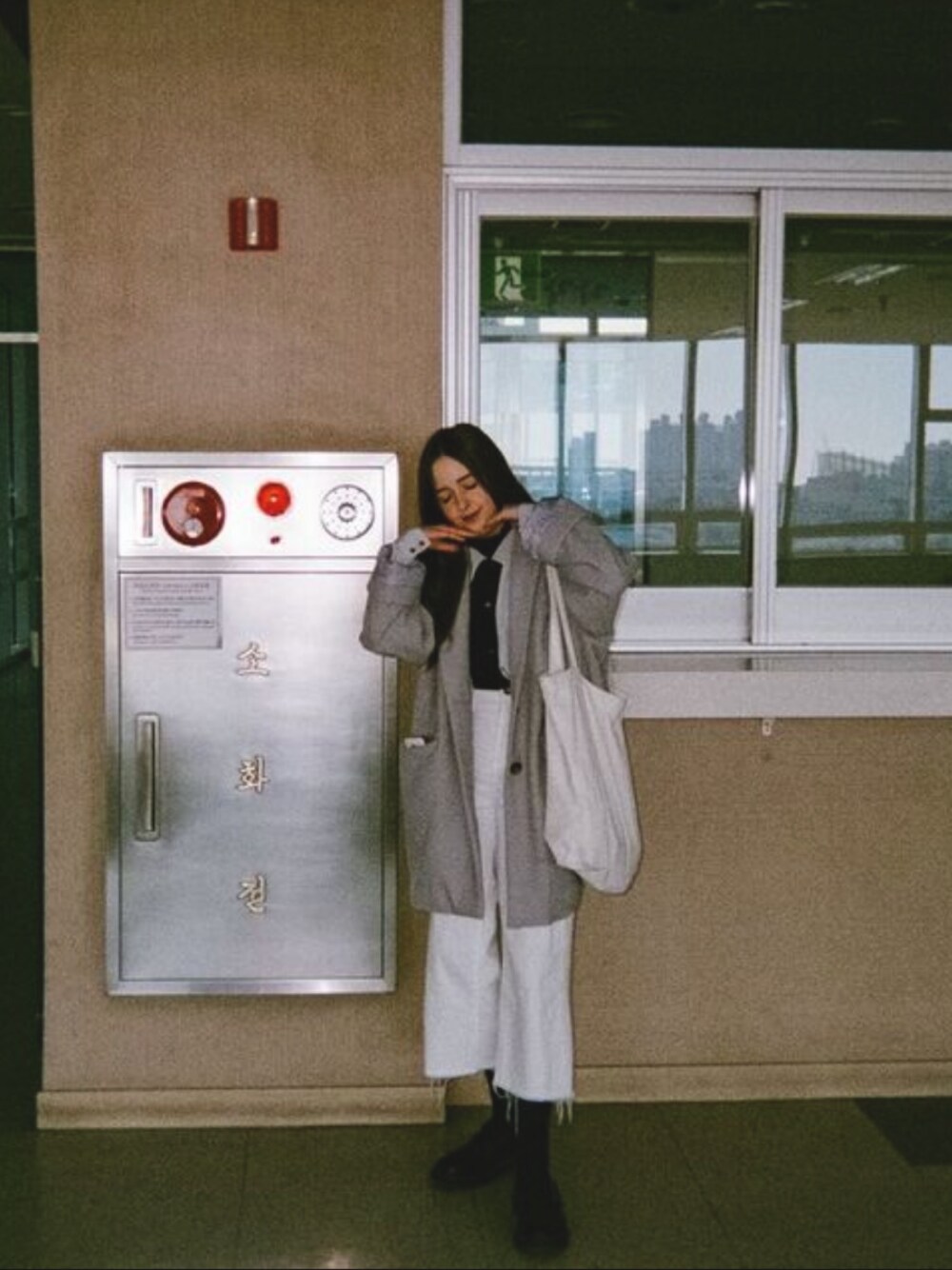 「RETRO GIRLのアイテム（チェスターコート、グレー系）」を使った、joshiさん（レディース・155cm）の夏コーディネートの1枚目の写真