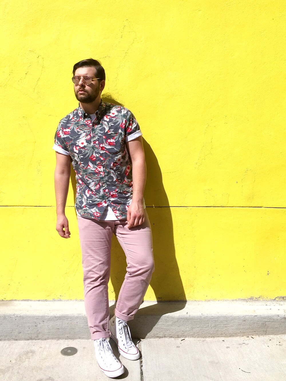 ピンク系のシャツ/ブラウス、ピンク系のチノパンツ、ホワイト系のスニーカーを着用したメンズの春コーディネートの1枚目の写真