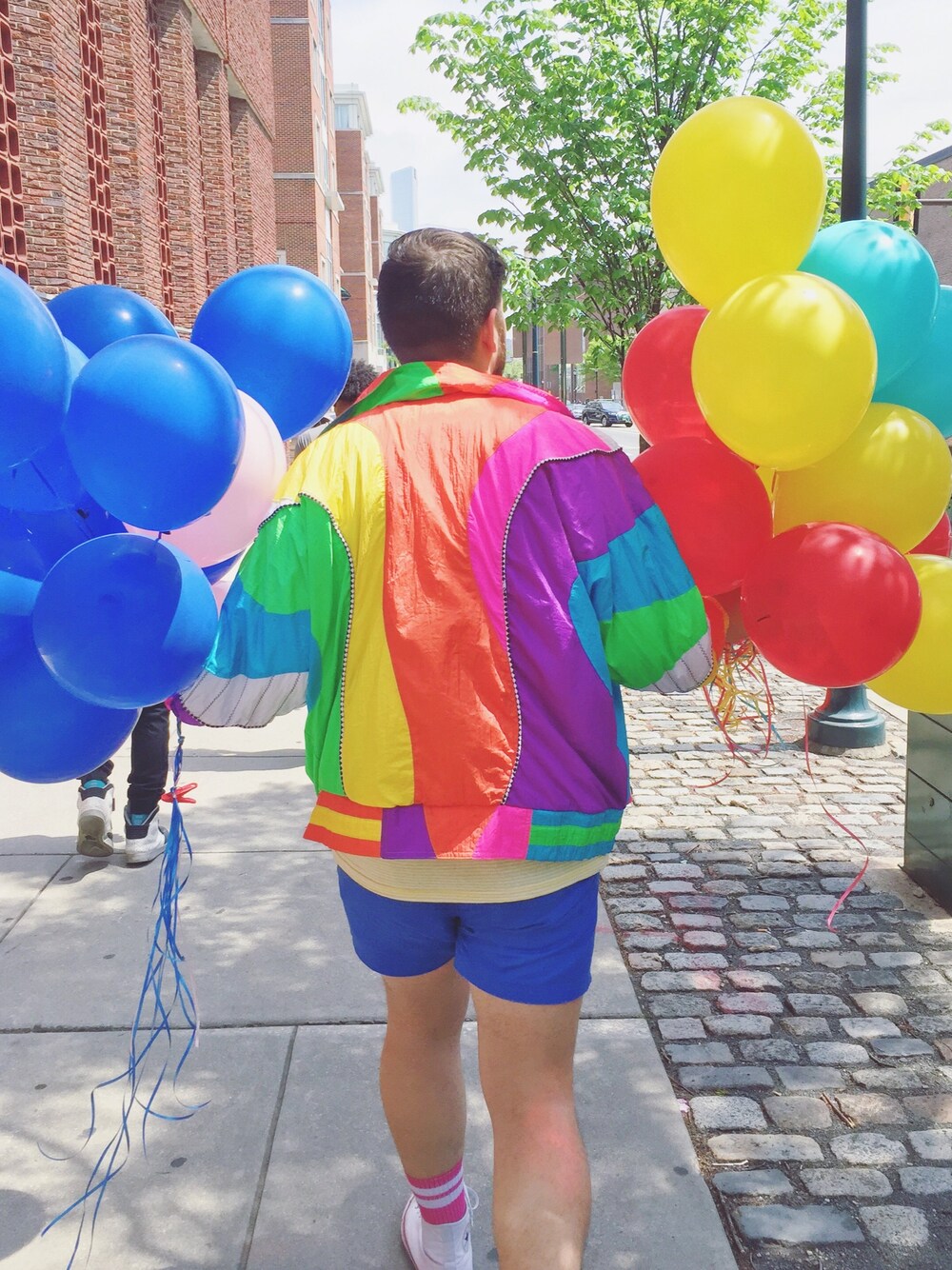 「ootd、outfit、summer、rainbow、colorful、streetstyle、Wind Breaker、jacket 」｜「VINTAGEのアイテム（ナイロンジャケット、その他）」を使った、Gregoryさん（メンズ・183cm）の春コーディネートの1枚目の写真