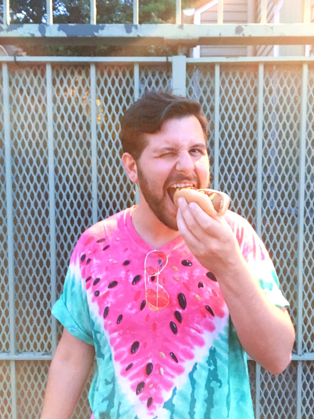 その他のTシャツ/カットソー、ピンク系のサングラスを着用したメンズの春コーディネートの1枚目の写真