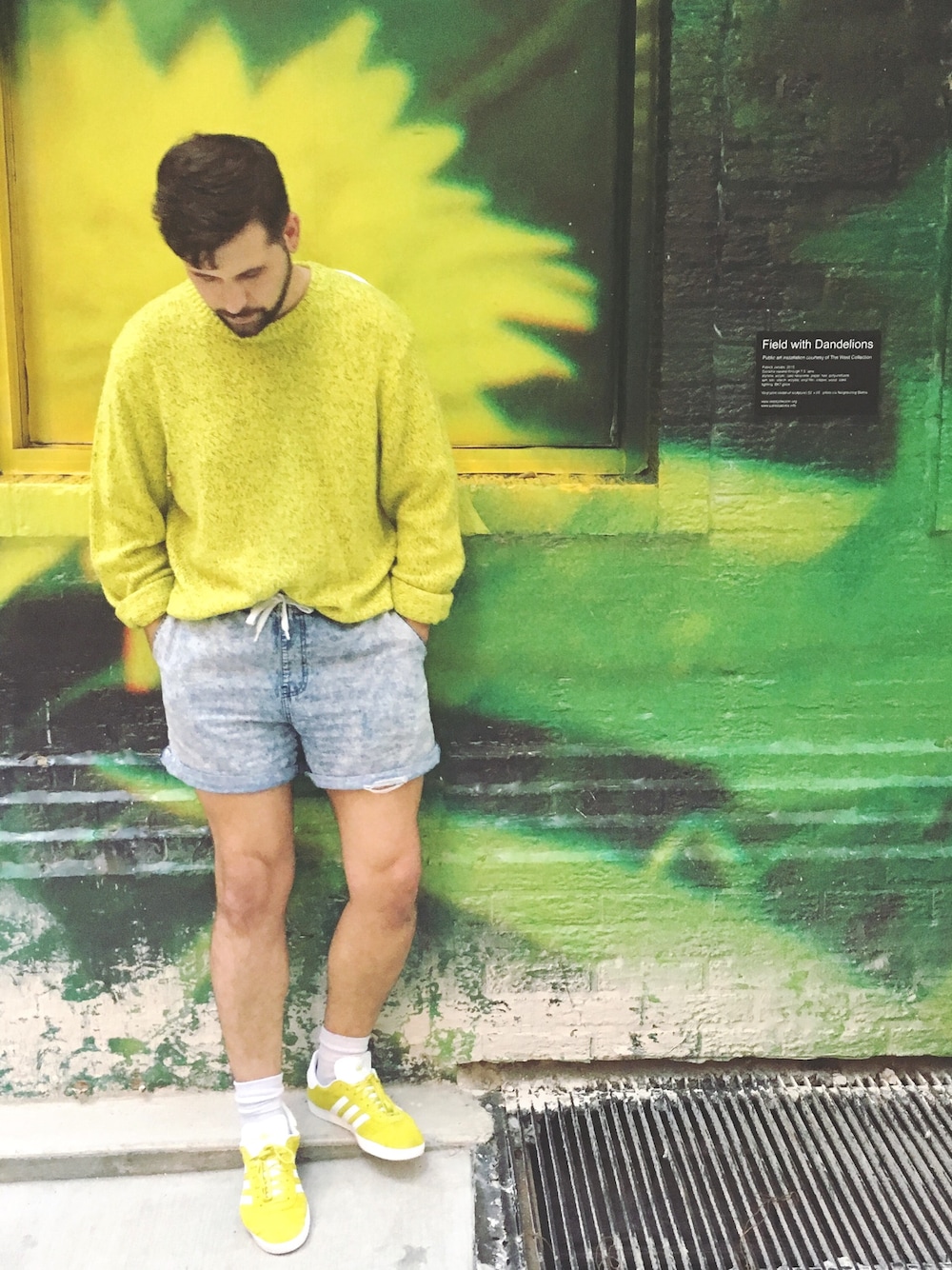 「sweater、sneakers、fall、yellow、adidas、urban outfitters、VINTAGE、denimshorts、denim、ootd」｜「URBAN OUTFITTERSのアイテム（ニット/セーター、イエロー系）」を使った、Gregoryさん（メンズ・183cm）の秋コーディネートの1枚目の写真