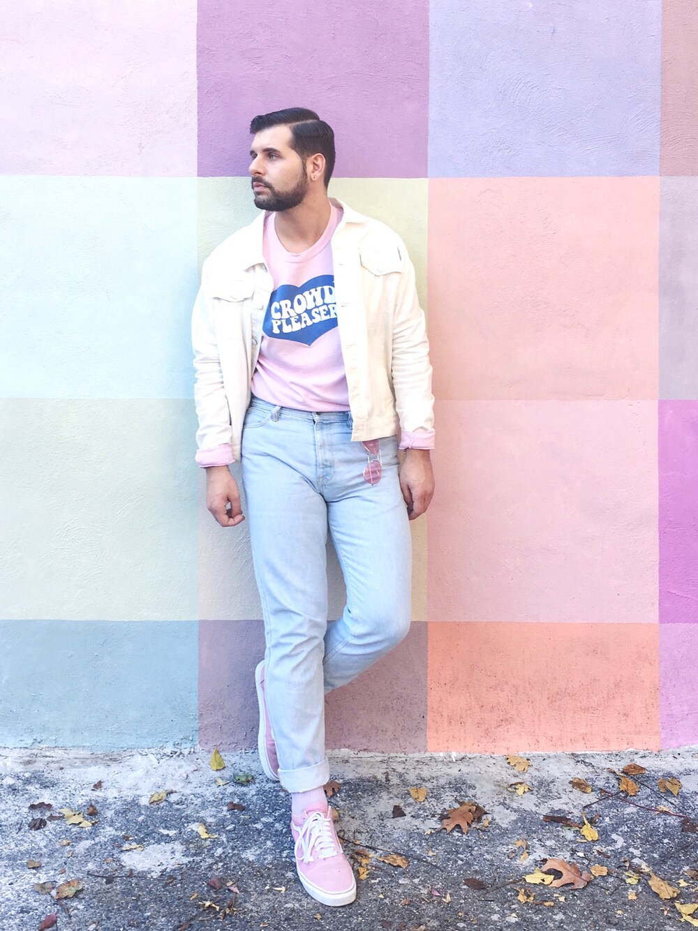 ホワイト系のデニムジャケット、ピンク系のTシャツ/カットソー、ブルー系のデニムパンツを着用したメンズの秋コーディネートの1枚目の写真