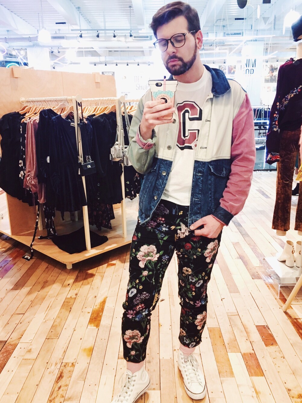 「sneakers、denim、denim jacket、H&M、street、floral、streetstyle、menswear、VINTAGE、colorful」｜「CONVERSEのアイテム（Tシャツ/カットソー、ホワイト系）」を使った、Gregoryさん（メンズ・183cm）の秋コーディネートの1枚目の写真
