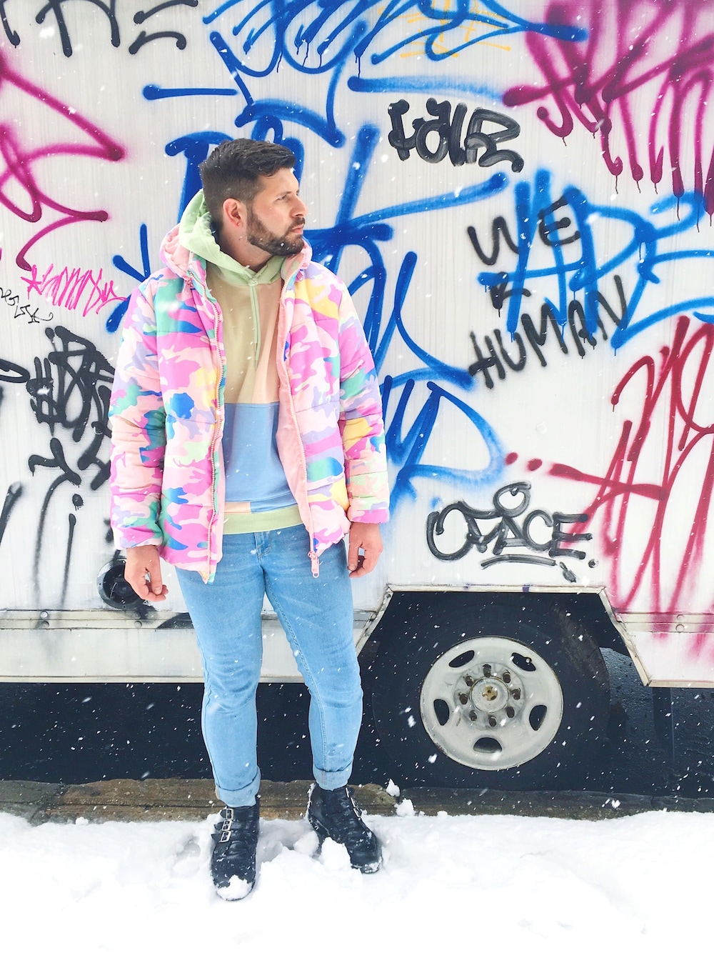 「pink、camo、colorful、colorblock、NICOPANDA、winter、monochrome、denim、menswear、pastel」｜「nicopandaのアイテム（ダウンジャケット/コート、その他）」を使った、Gregoryさん（メンズ・183cm）の春コーディネートの1枚目の写真