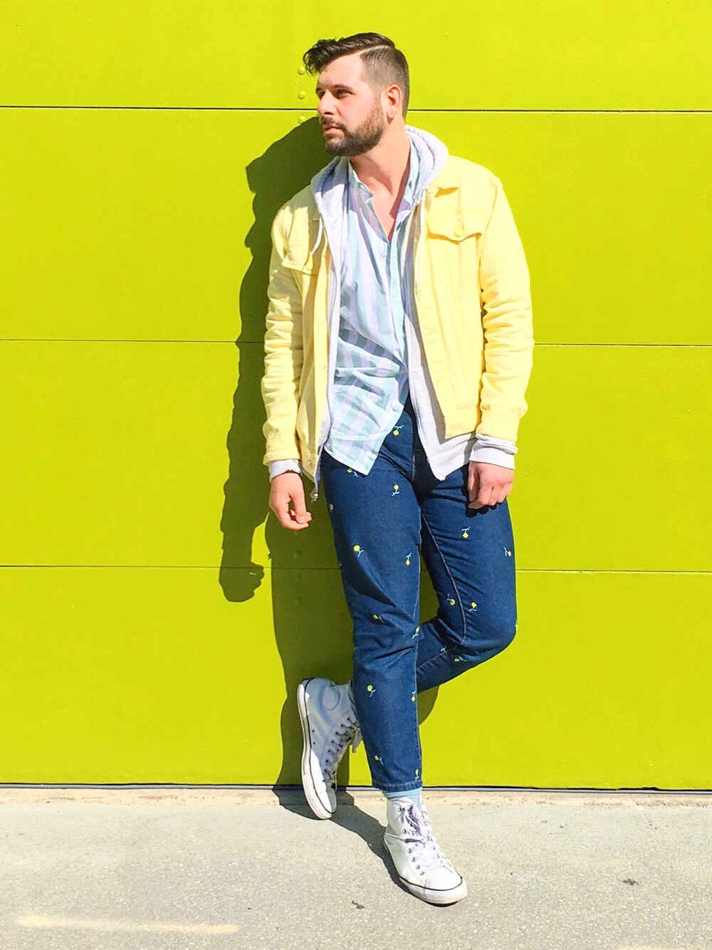 「tgif、yellow、summer、stripes、denim、asos、converse、menswear、boy」｜「asosのアイテム（シャツ/ブラウス、グリーン系）」を使った、Gregoryさん（メンズ・183cm）の春コーディネートの1枚目の写真