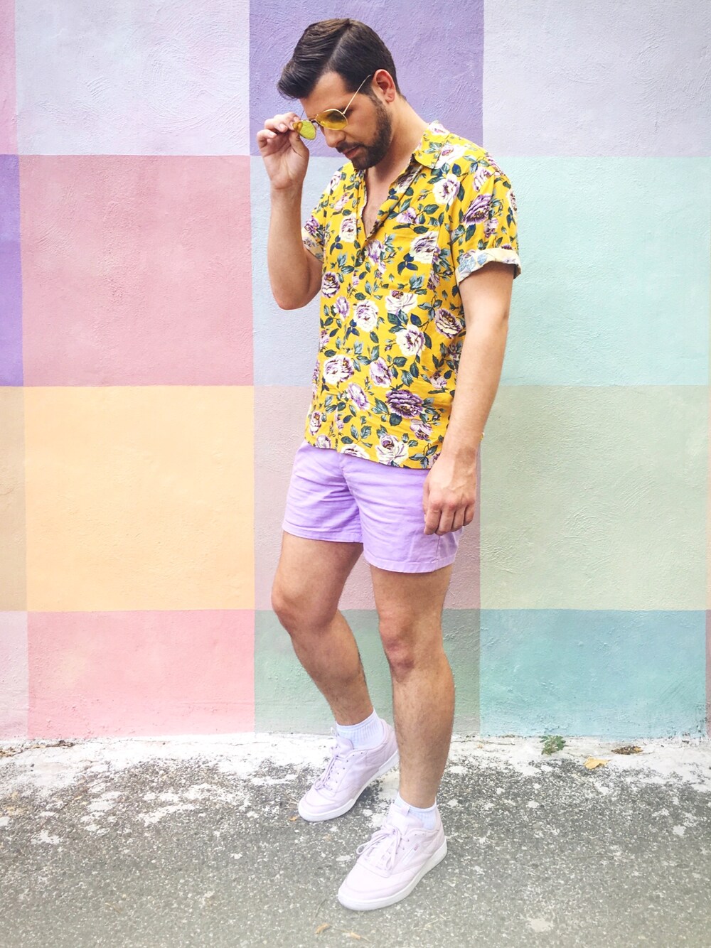イエロー系のシャツ/ブラウス、パープル系のチノパンツ、パープル系のスニーカーを着用したメンズの夏コーディネートの1枚目の写真