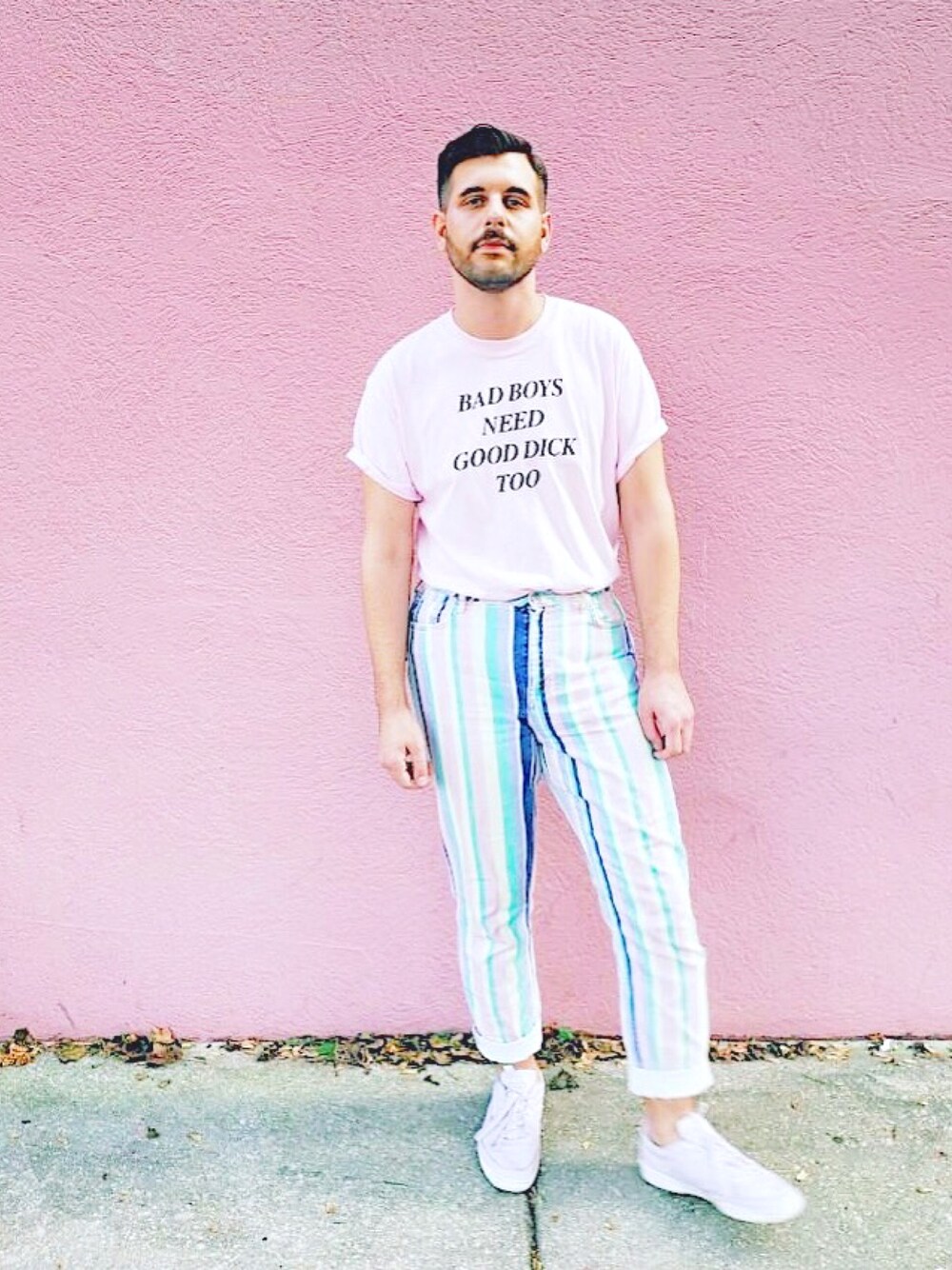 「pink、pastel、rainbow、boy、menswear、denim、graphictee、reebok、sneakers、colorful」｜「cakeboyのアイテム（シャツ/ブラウス、ピンク系）」を使った、Gregoryさん（メンズ・183cm）の秋コーディネートの1枚目の写真