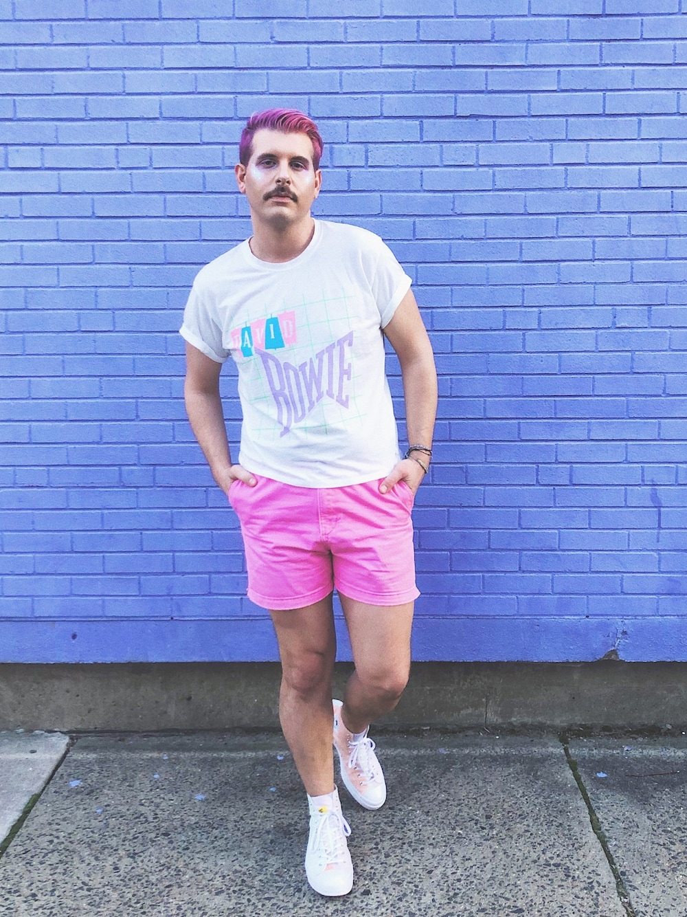 「American Eagle、pink、pastel、casual、spring、summer、VINTAGE、menswear、converse、rainbow」｜「AMERICAN EAGLE OUTFITTERSのアイテム（シャツ/ブラウス、ホワイト系）」を使った、Gregoryさん（メンズ・183cm）の春コーディネートの1枚目の写真