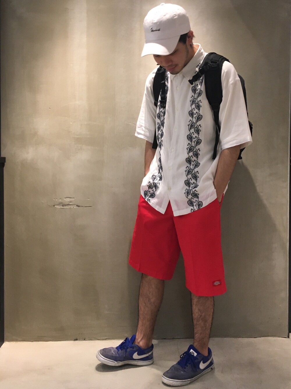 ホワイト系のシャツ/ブラウス、レッド系のパンツ、ホワイト系のキャップを着用したメンズの春コーディネートの1枚目の写真