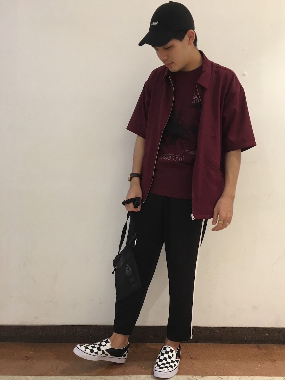 レッド系のシャツ/ブラウス、レッド系のTシャツ/カットソー、ブラック系のその他パンツを着用したメンズの夏コーディネートの1枚目の写真