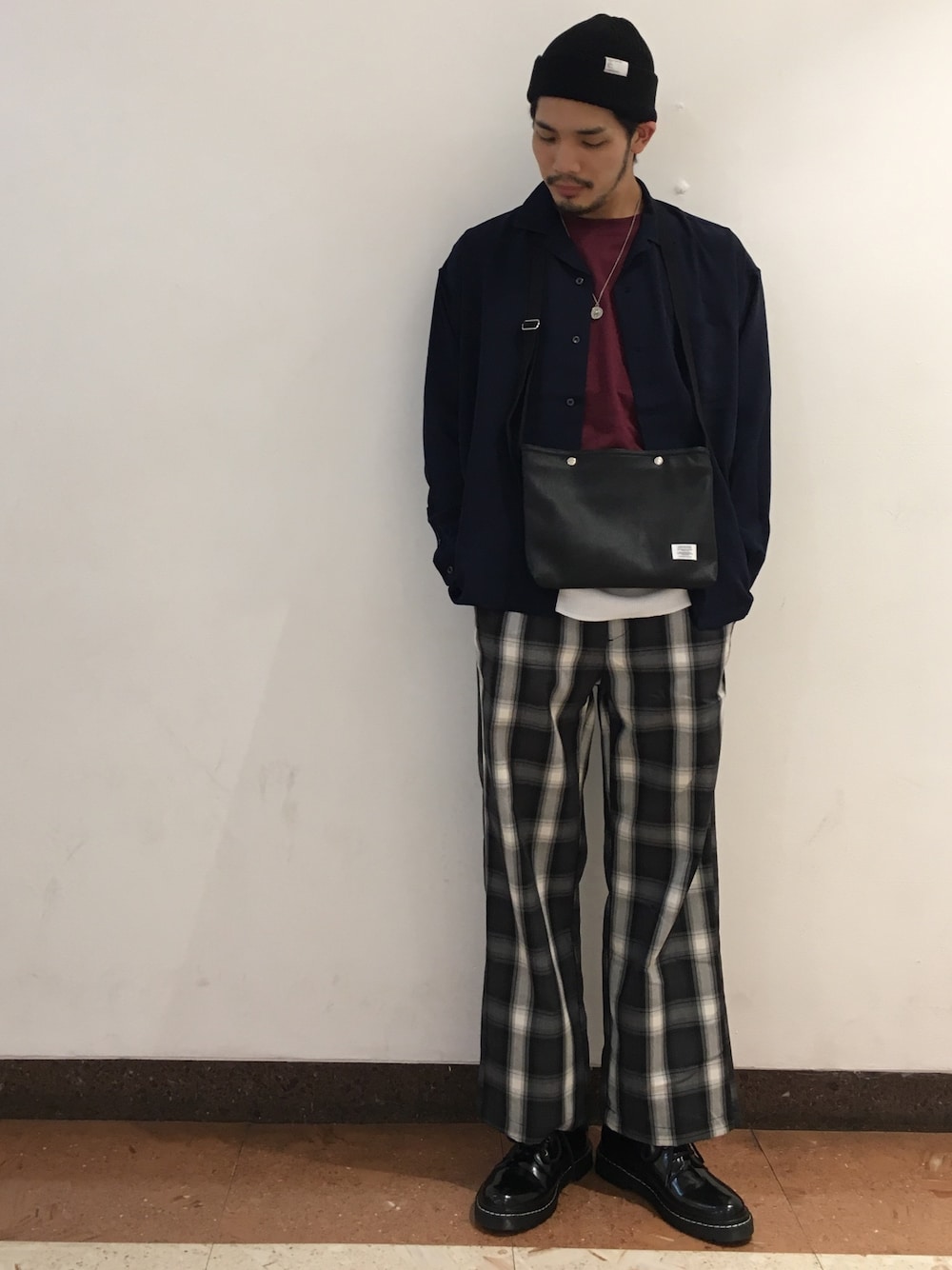 ブルー系のシャツ/ブラウス、レッド系のTシャツ/カットソー、ホワイト系のタンクトップを着用したメンズの夏コーディネートの1枚目の写真