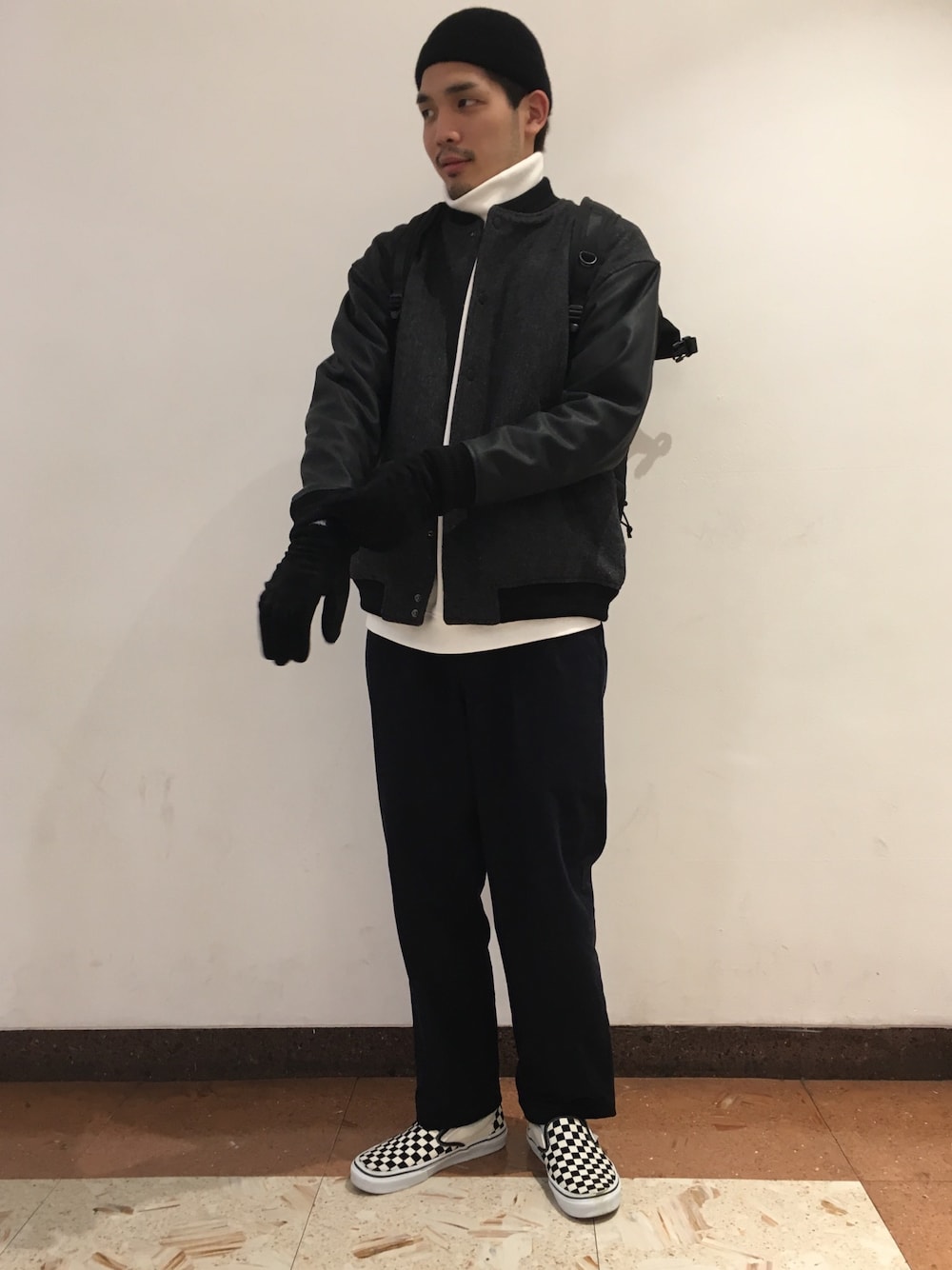 ホワイト系のスウェット、グレー系のスタジャン、ブルー系のチノパンツを着用したメンズの秋コーディネートの1枚目の写真