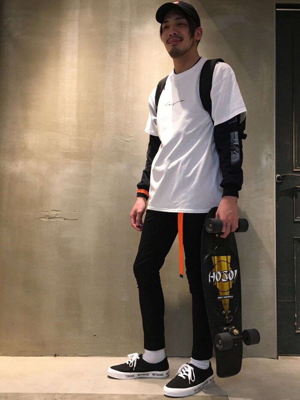 ブラック系のスニーカー、ブラック系のその他パンツ、ブラック系のTシャツ/カットソーを着用したメンズの春コーディネートの1枚目の写真