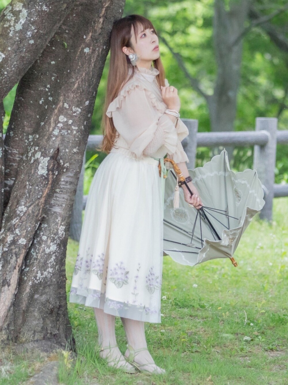 「春コーデ、スカート、シャツ/ブラウス、ボリューム袖、低身長、日傘、フェミニン、フィント」｜「F i.n.tのアイテム（スカート、ベージュ系）」を使った、minさん（レディース・157cm）の春コーディネートの1枚目の写真