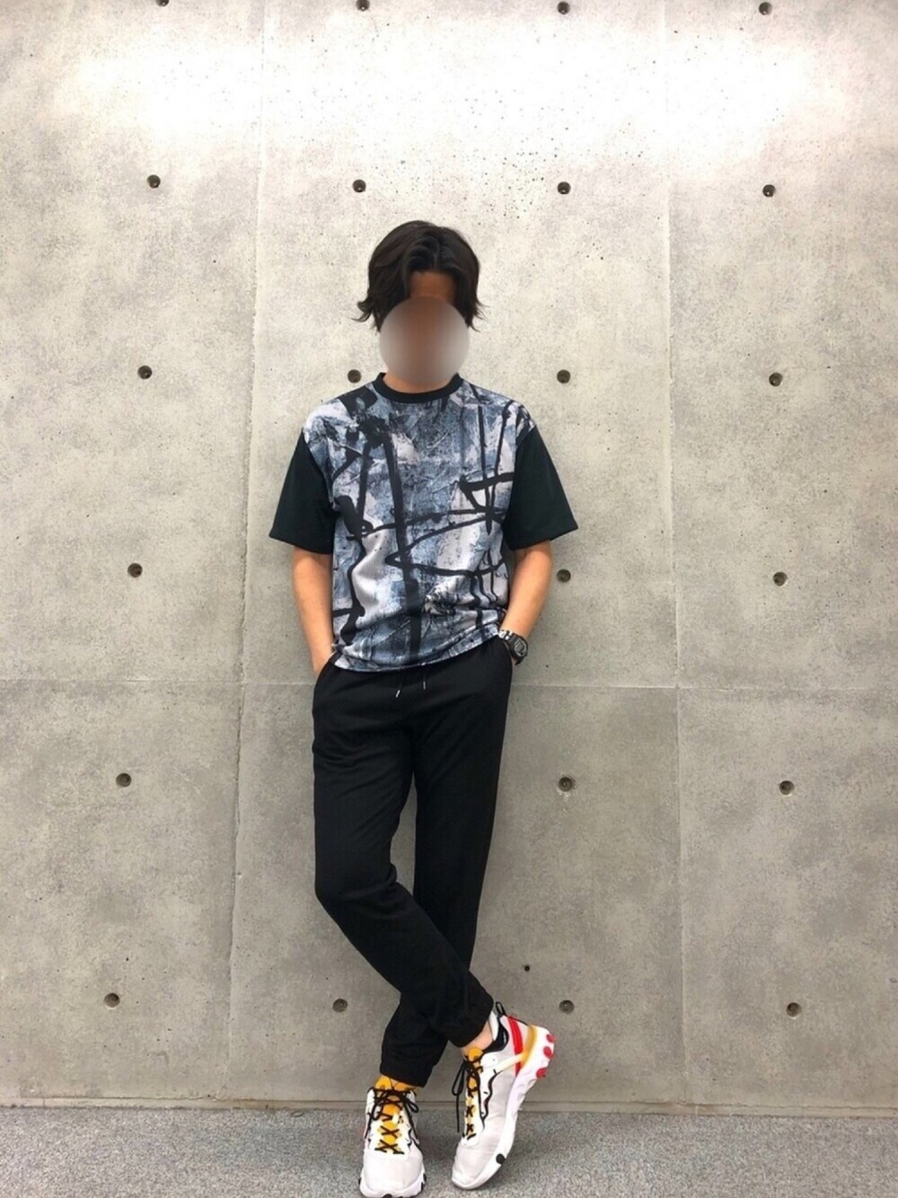 ブラック系のTシャツ/カットソー、ブラック系のパンツ、ホワイト系のスニーカーを着用したメンズの春コーディネートの1枚目の写真