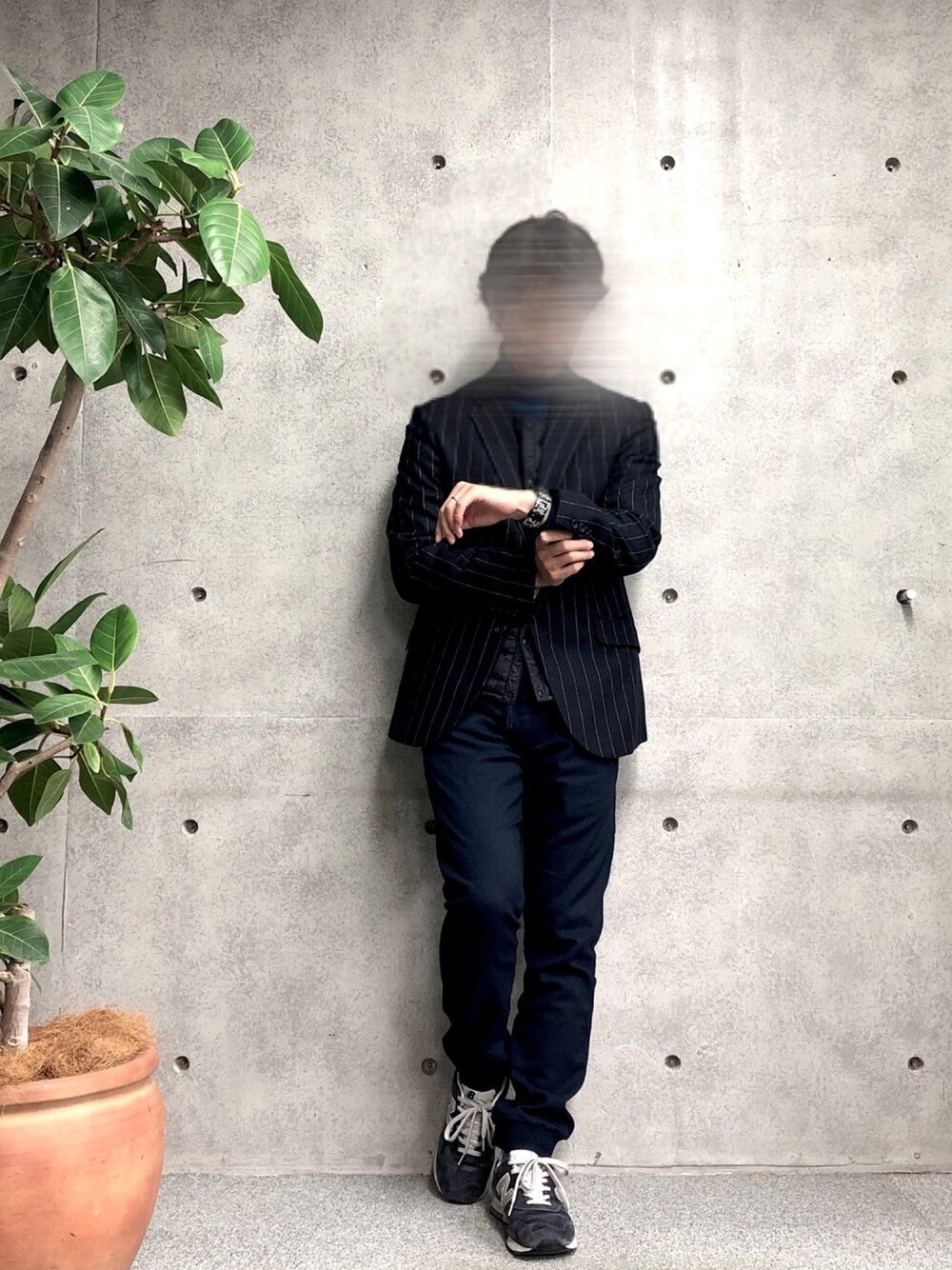 ブラック系のジャケット/アウター、ブルー系のその他パンツ、ブルー系のスニーカーを着用したメンズの冬コーディネートの1枚目の写真